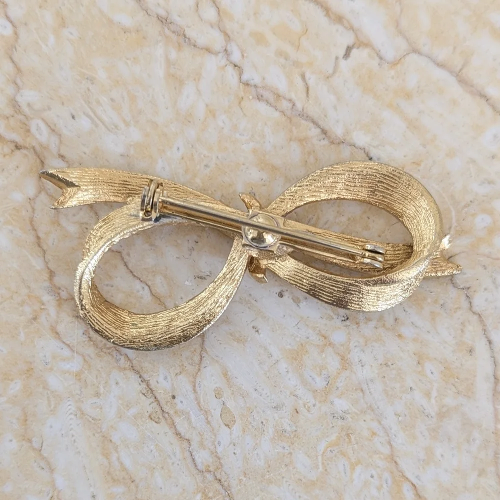Vintage Gold Tone Statement Bow Ribbon Feminine Grandmacore Pin Brooch